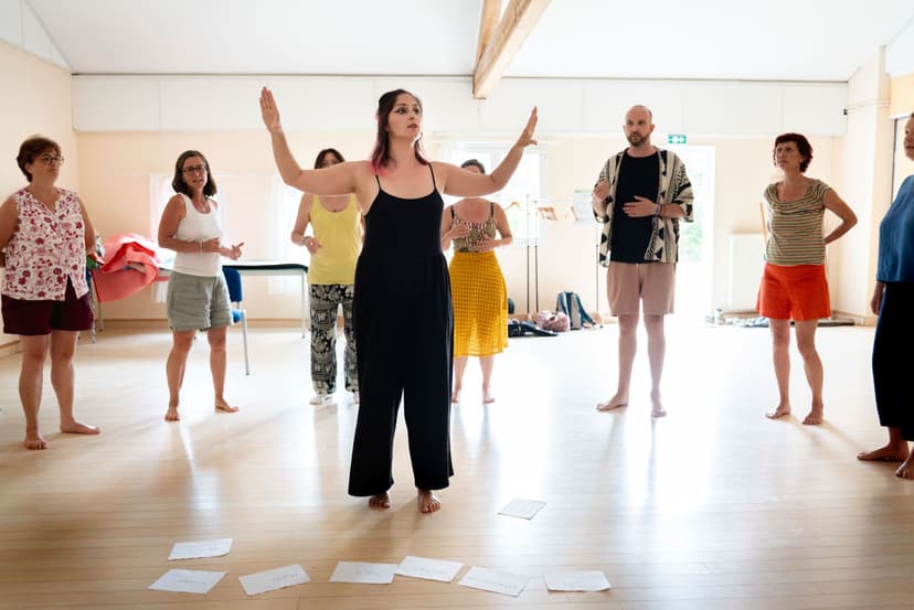 Jessalynn animant un atelier de circlesong en groupe à Toulouse