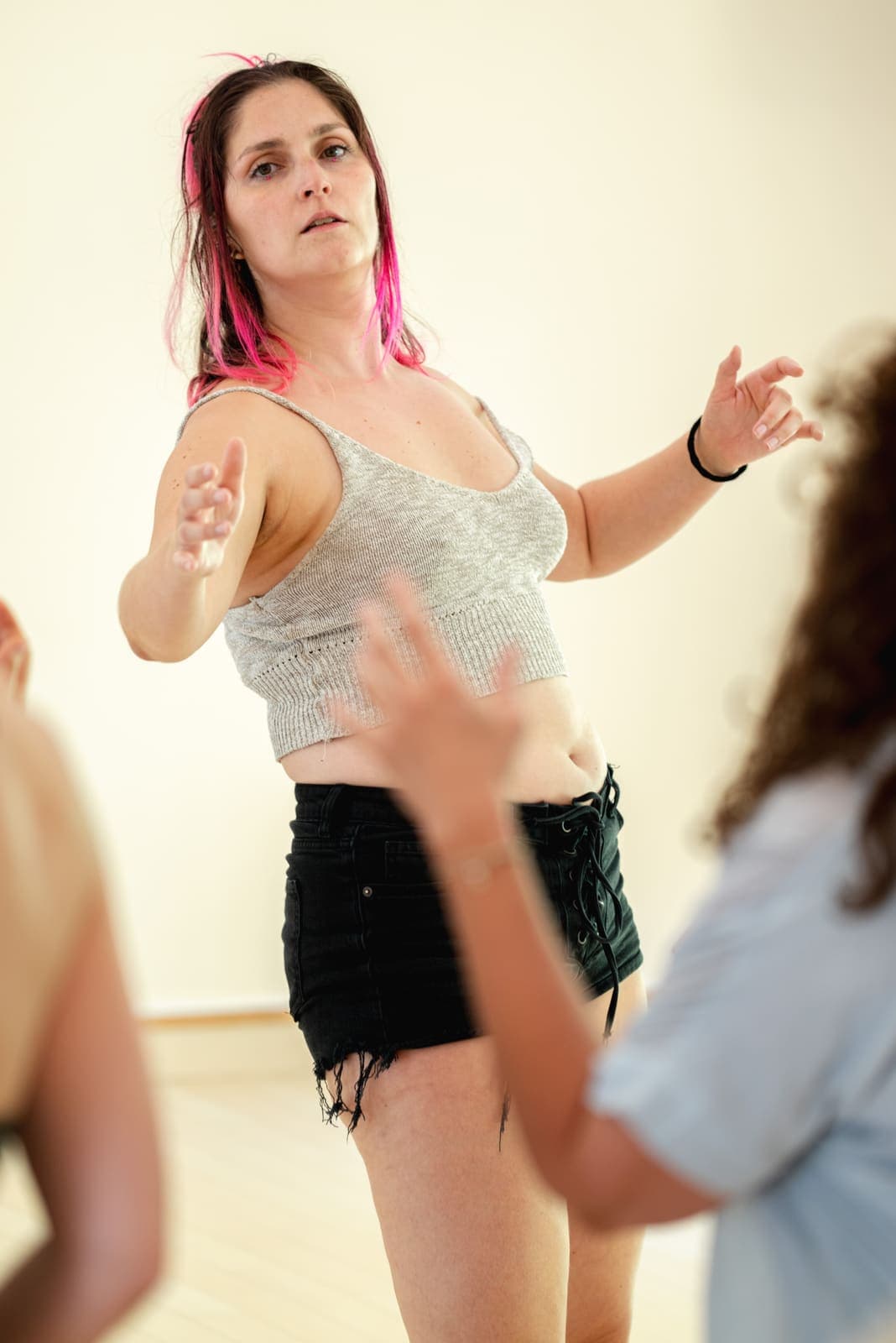 Jessalynn guidant un exercice d'expression vocale en stage de circlesong
