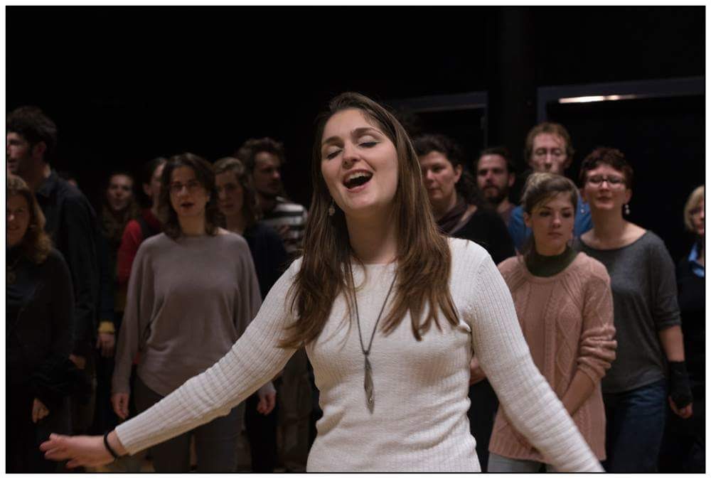 Grand groupe en improvisation vocale